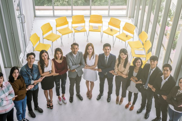 Biểu tượng vòng lặp và cảnh báo minh họa rủi ro nghiện cờ bạc.